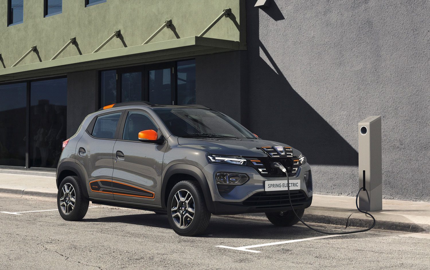 Dacia Spring eerste generatie schuin voor opladen